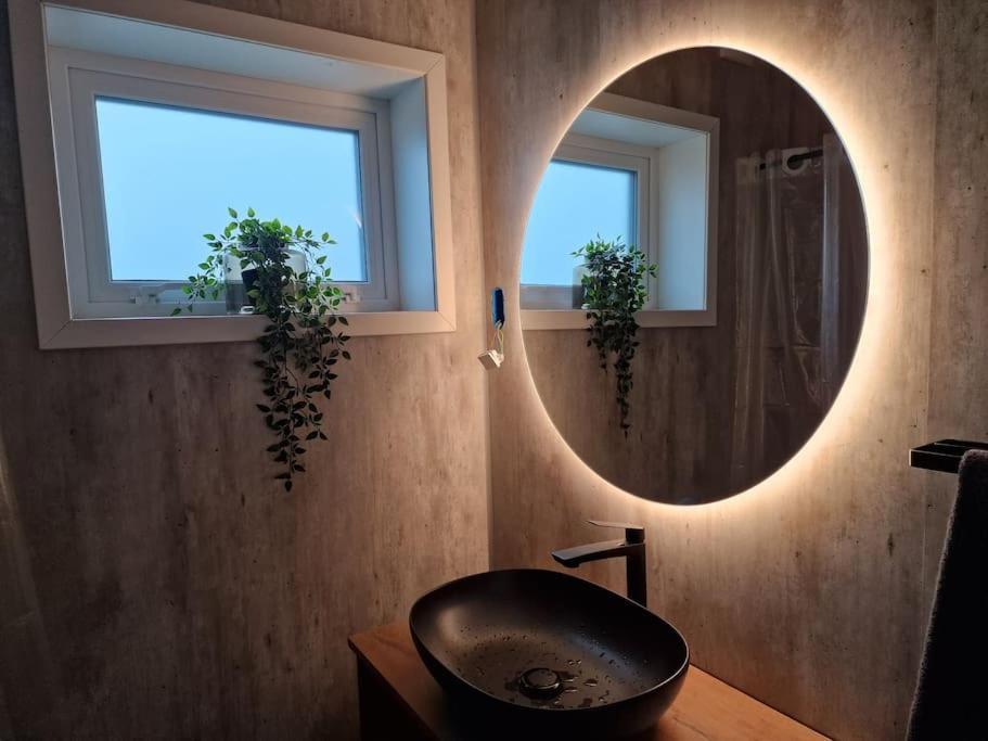 New Flat With Hot Tub - No1 Apartment Oyndarfjordur Luaran gambar